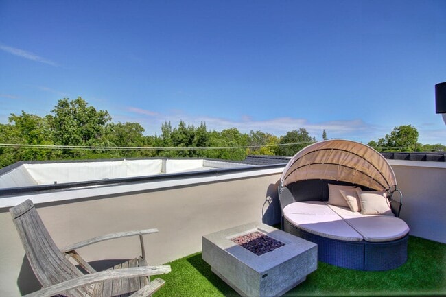 Building Photo - 4 Bed / 3.5 Bath | Crocker Village Brownst...