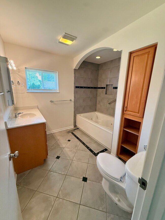 Building Photo - Beautifully Updated 3-Bedroom Brick Ranch in Kettering
