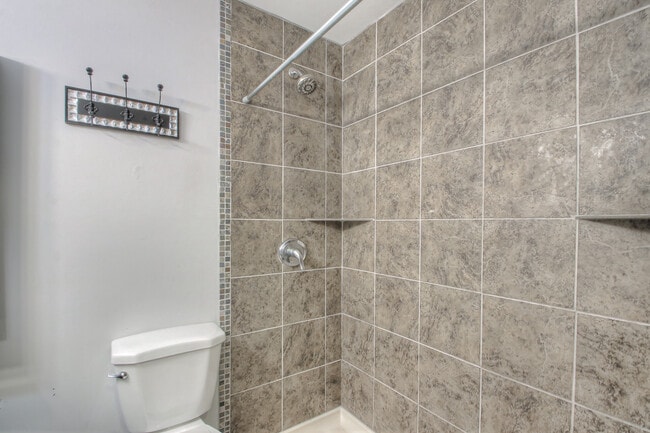 Building Photo - 104 Doral Ct