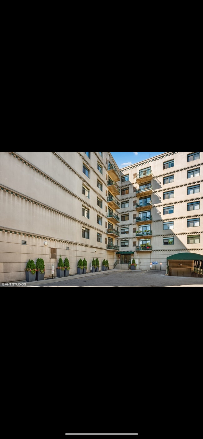 Building Photo - 680 N Green St