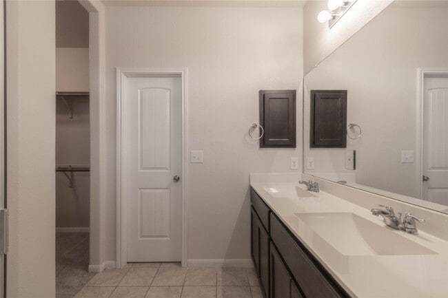 Building Photo - 2880 Donnell Dr
