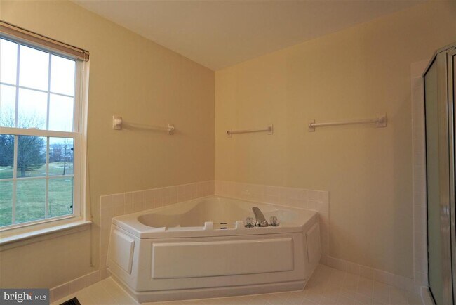 Building Photo - 458 Country Club Dr