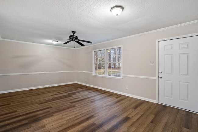 Building Photo - 207 S Hillcrest Dr