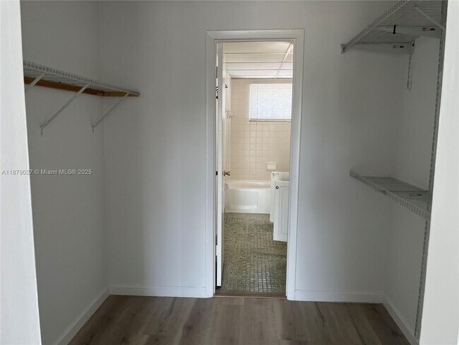 Building Photo - 9365 Fontainebleau Blvd