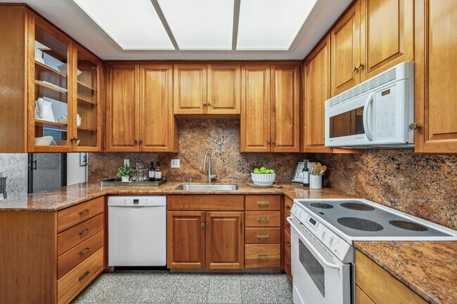 Building Photo - Elegant 2BR Condo with Golf Course Views i...