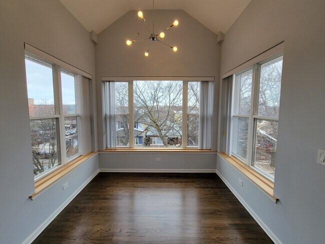 Building Photo - 4844 N Spaulding Ave