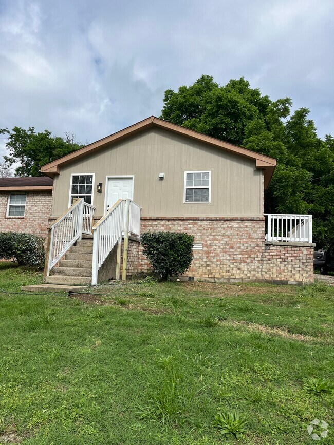 Building Photo - 2741 Jones Ave