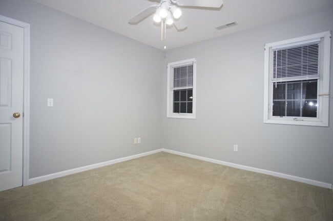 Building Photo - 3 Bed/2 Bath.  Master on Main.  Close to V...