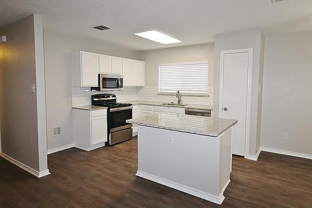 Building Photo - 300 Rosewood Ln