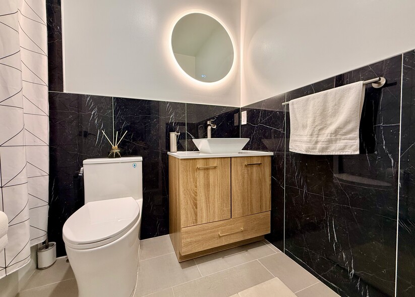 Full Bathroom with Modern Finishes - 443 Bergen Ave