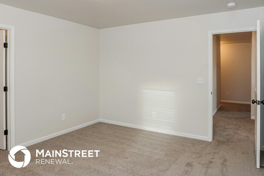 Building Photo - 213 Iron Cir