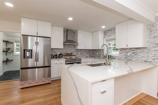 Building Photo - Sheek Updated Home With Pool!