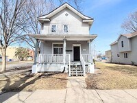 Building Photo - Beautiful 4-Bedroom Unit in St. Paul - Available Now!