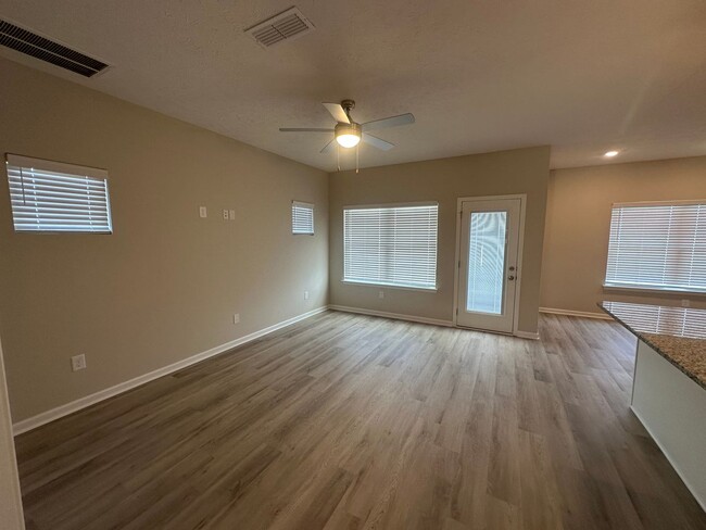 Building Photo - BRAND NEW Beautiful 3 Bed 2.5 Bath Townhou...