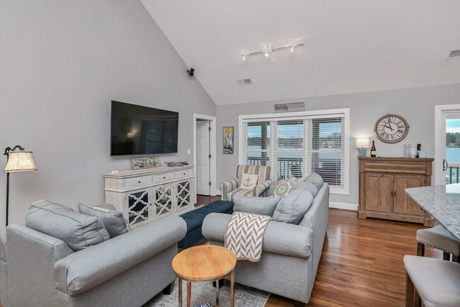 Building Photo - Fully Furnished Mid Term Lease