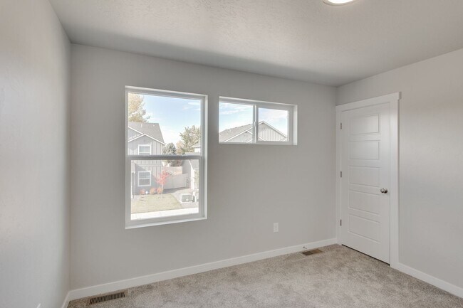Building Photo - 1676 S Sunseeker Ln