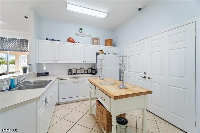 Building Photo - 3630 Pine Oak Cir