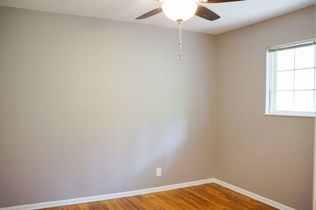 Building Photo - Near OHSU: Classic Corner 2 Bedroom w Larg...