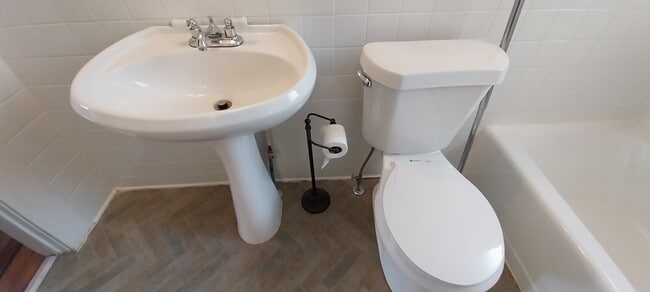 Building Photo - 86 Maxwell Ave SW