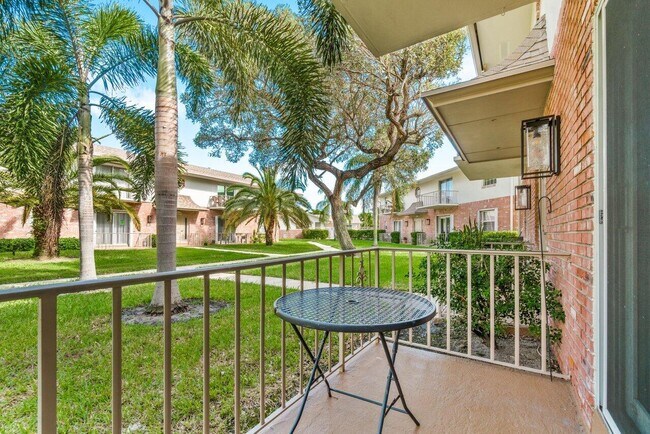 Building Photo - 2037 S Seacrest Blvd