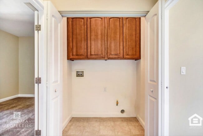 Building Photo - 3BR/2.5BA Townhome Close to the Sonoma Plaza!