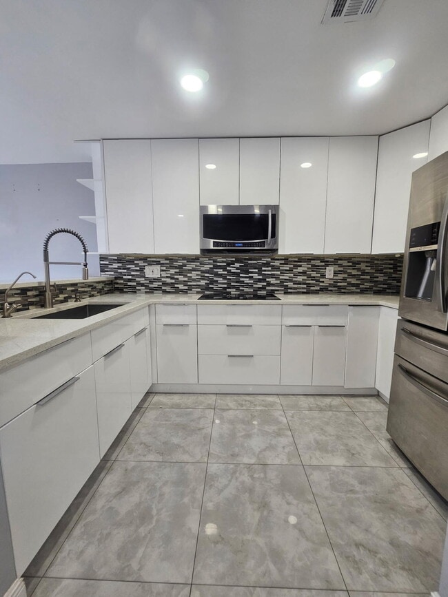 Building Photo - 331 Cypress Way W