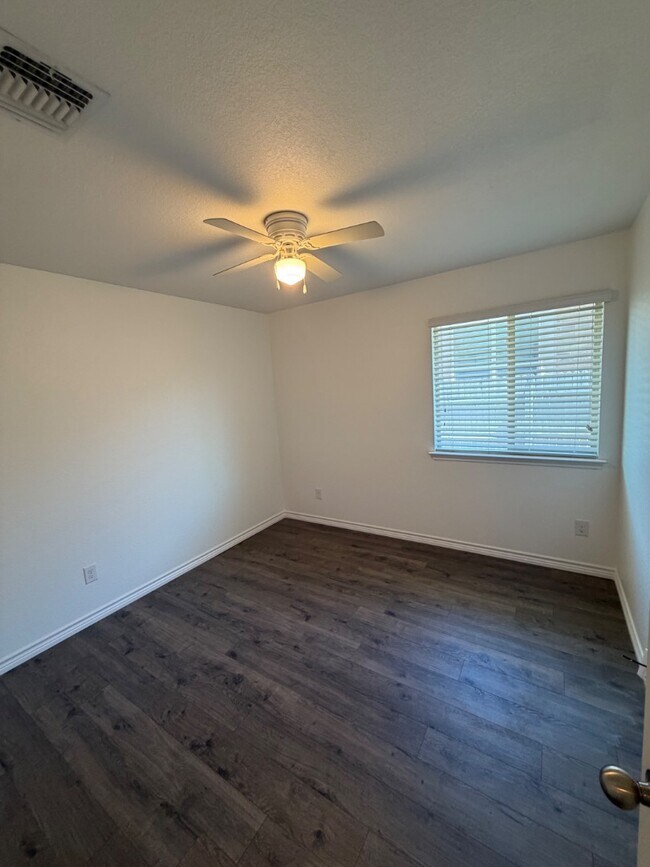 Building Photo - 1114 Emerald Gate Dr