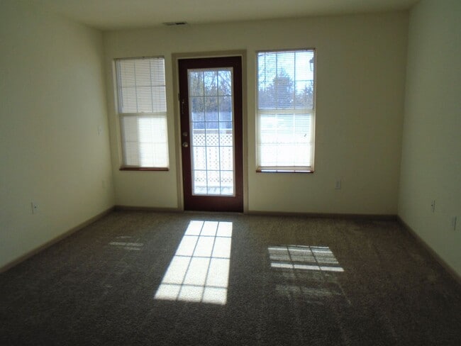 Building Photo - Roomy Main Floor Apartment!