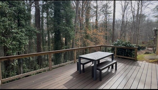 Building Photo - 192 Kings Row NE