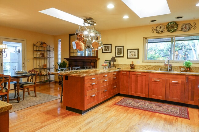 Building Photo - Furnished Single Story Home West of the Freeway