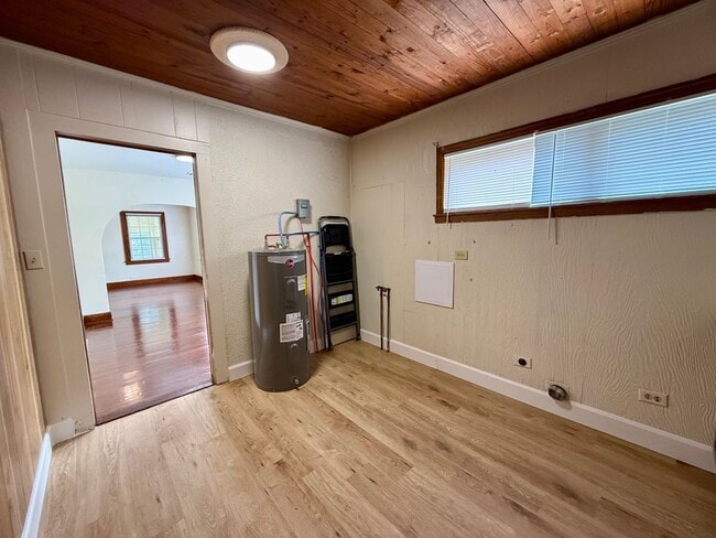 Building Photo - Welcome to this Beautiful Home in Downtown Paragould, AR!