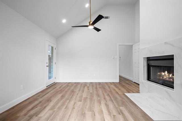 Building Photo - 9424 Blue Jay Way