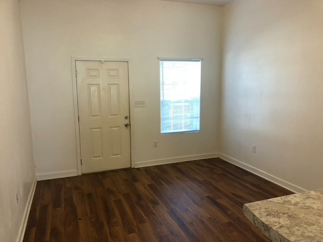Building Photo - 418-420 Cir H Dr