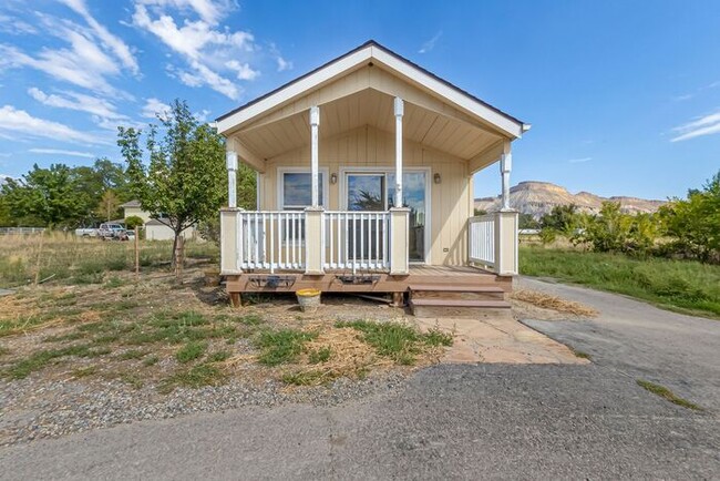 Building Photo - Tiny 2 bedroom Home with Mountain Views!