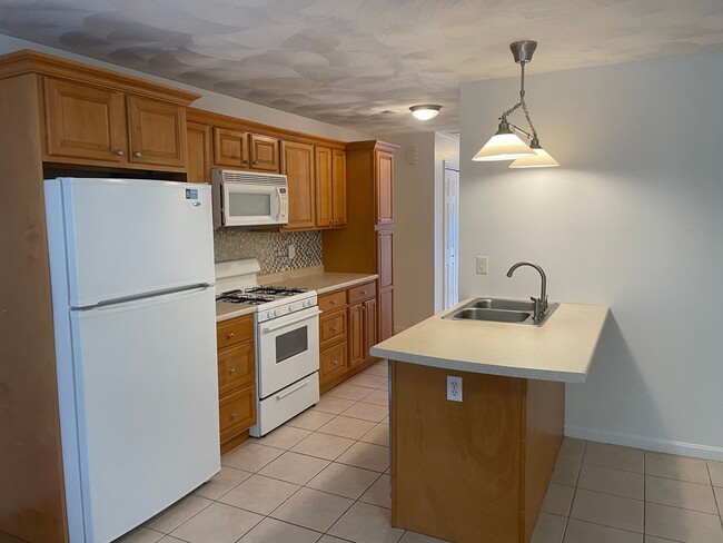 Primary Photo - Newly Renovated Townhouse Style Condo For ...