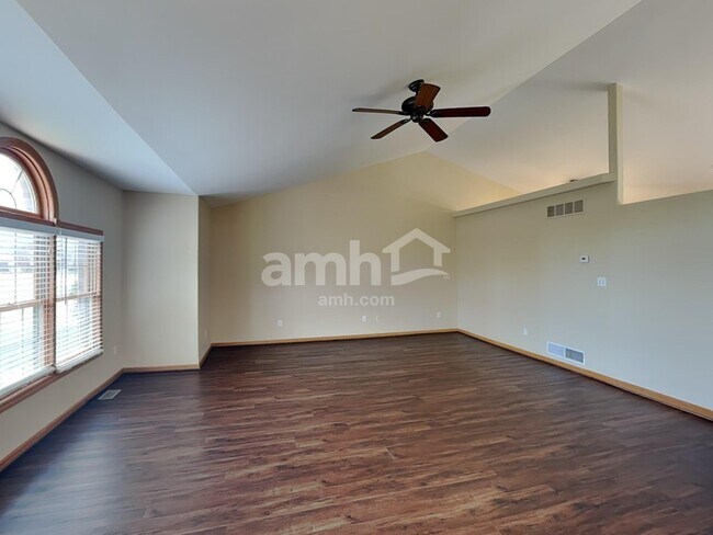 Building Photo - 2006 Oak Forest Dr