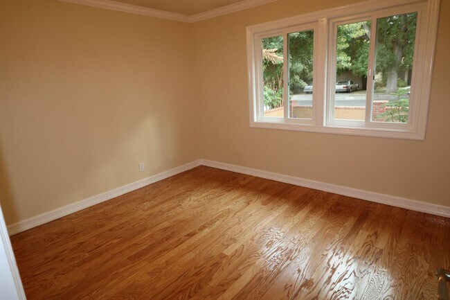 Building Photo - Charming home in West Hills adjacent neighborhood!
