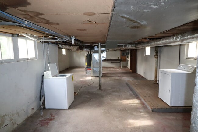 Building Photo - Large Updated 4 Bedroom Single Family Home