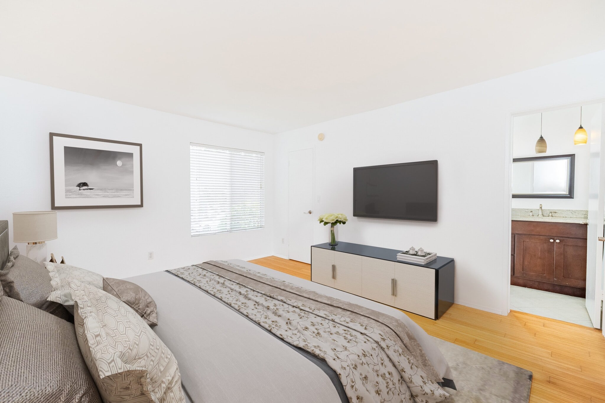 Building Photo - 1535 Granville Ave