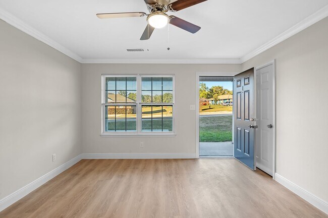 Building Photo - Luxury Vinyl Plank Flooring********* Rent $1200/month********* Renovated 1 Bedroom 1 Bath