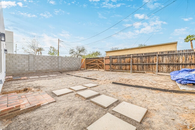 Building Photo - 4516 N 8th Pl