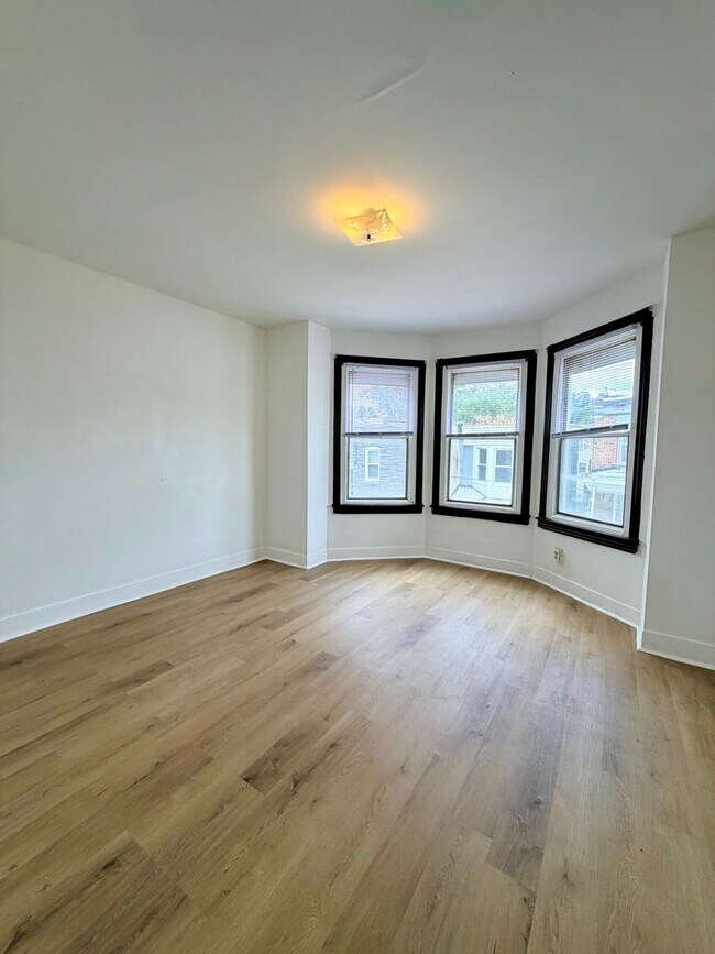 Building Photo - Available Now - Pet-Friendly 3-Bedroom Home in West Parkside