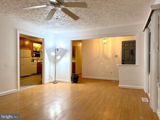 Building Photo - 905 W Poplar Rd