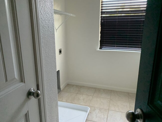 Building Photo - 492 Tilden Cir