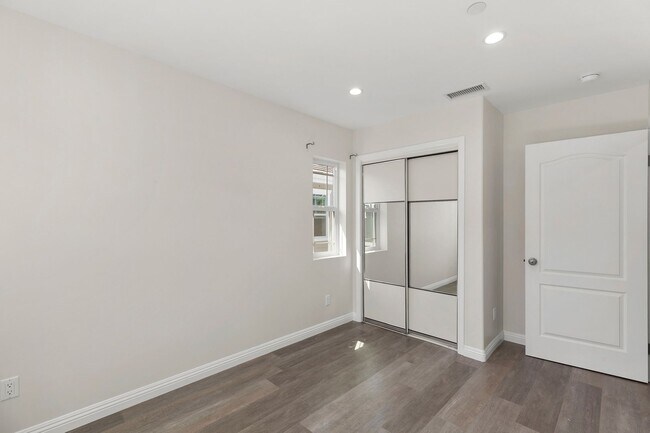 Building Photo - 3 Bedroom & 2.5 Bathroom Townhome with 2 Car Garage & Laundry