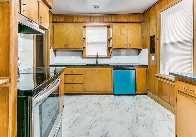 Building Photo - Charming 3 bedroom/2 bath home!