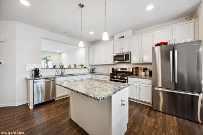 Building Photo - 3s623 Everton Dr