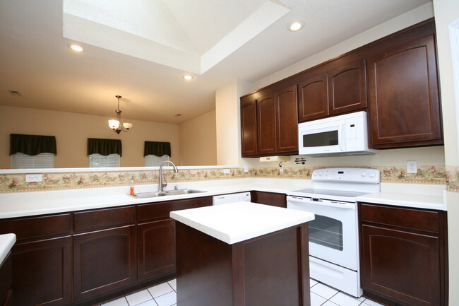 Building Photo - 215 River Oaks Dr