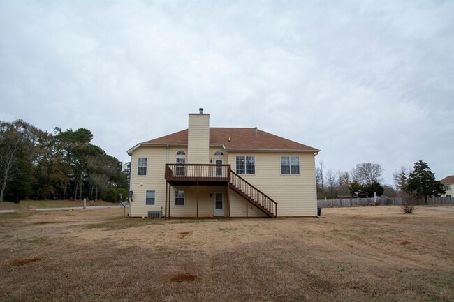 Building Photo - Beautiful 3BR / 3BA Split Level with Flexible Living Space!