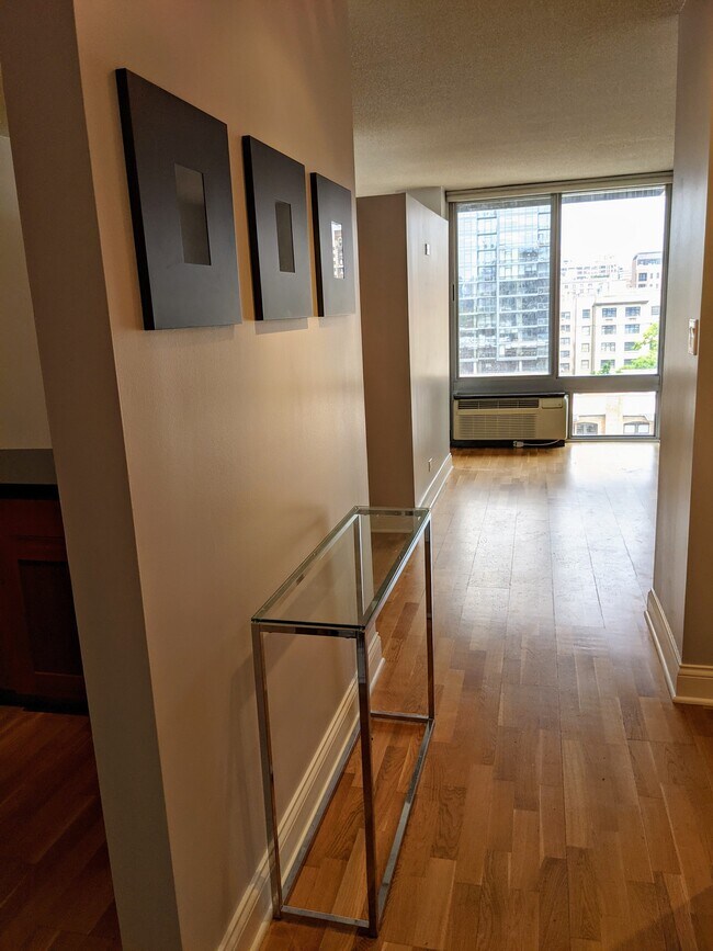 Building Photo - 450 W Briar Plz